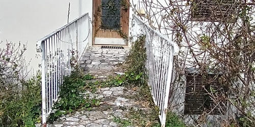 Naputena kuća i okučnica