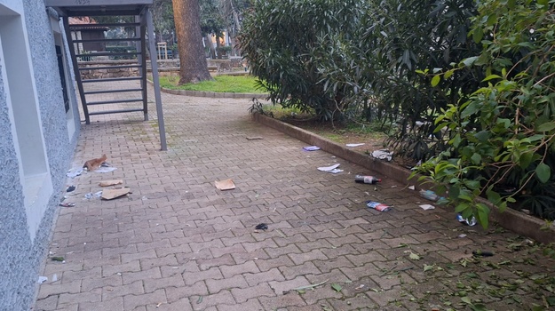 Smeće svuda unatoč blizini kante