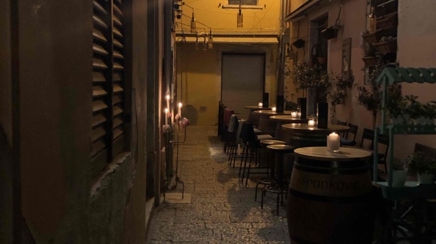 Opasan svijećnjak na ulici