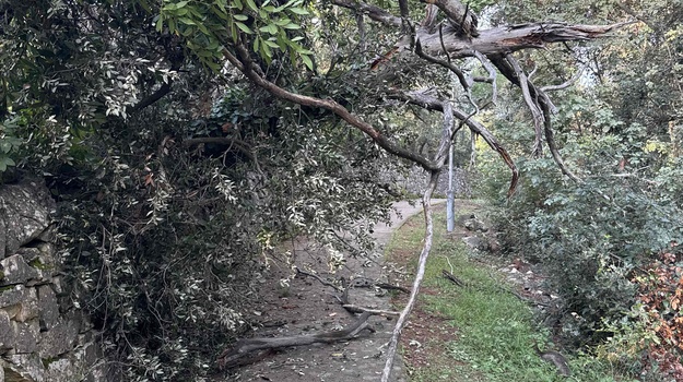 Prepreka na pješačkoj stazi