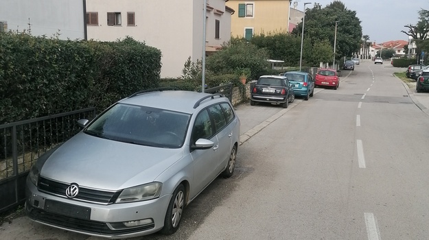 Napušteno vozilo na cesti