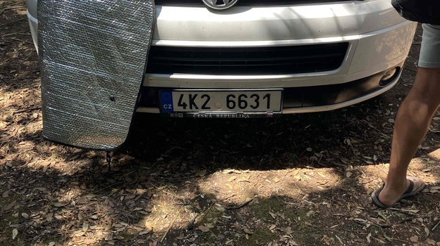Nepropisno parkiranje blokira put!