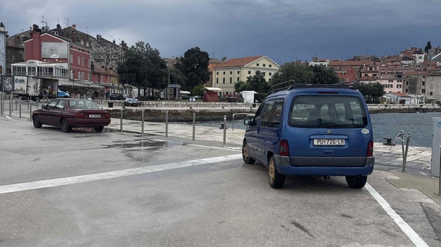 Dostupno parkiranje, zabranjeno parkiranje.