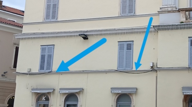 Skrivanje Debelih Crnih Kablova