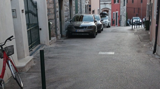 Kaotično parkiranje u Ulici Pećine