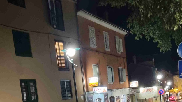 Pločnici Preplavljeni Parkiranim Vozilima