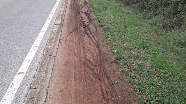 Blato otežava hodanje nogostupom