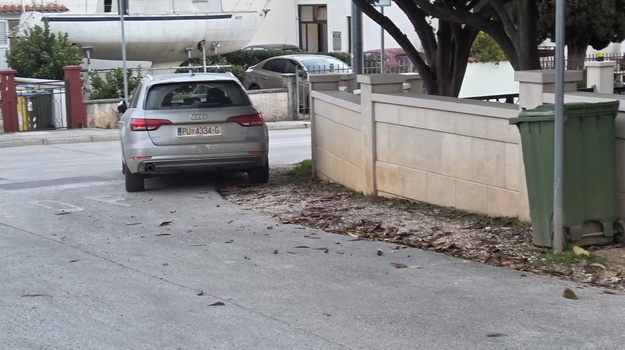 Neprovediv STOP znak na Cademiji