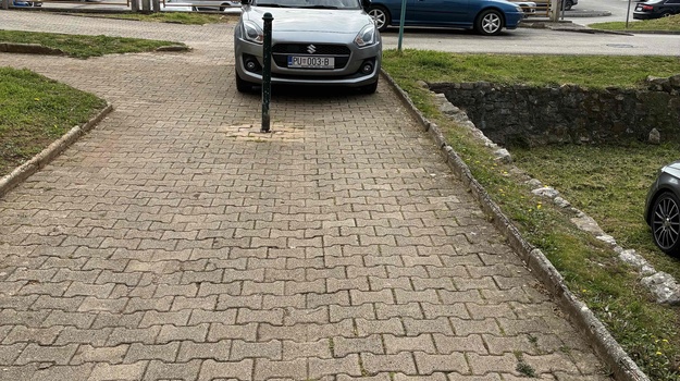 Kontinuirano neprikladno parkiranje kod teretane (možda postaviti jedan znak)