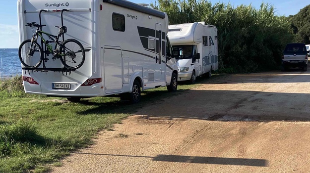 Nezakoniti kamping u prirodi