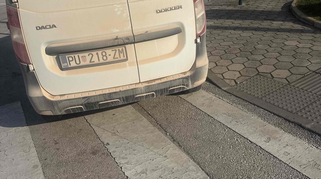 "Zabranjeno parkiranje ovdje"