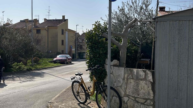 Napusteni bicikl blokira nogostup