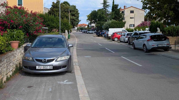 Automobili blokiraju nogostup, reagirajte!