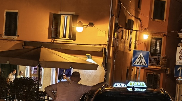 Taksiji blokiraju cestu unatoč parkingu