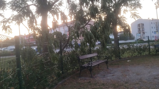 Opasne grane prijete igralištu