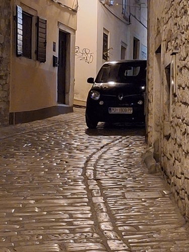 Automobil