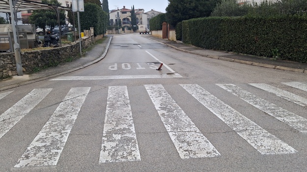 Plastična oznaka oštećena na križanju