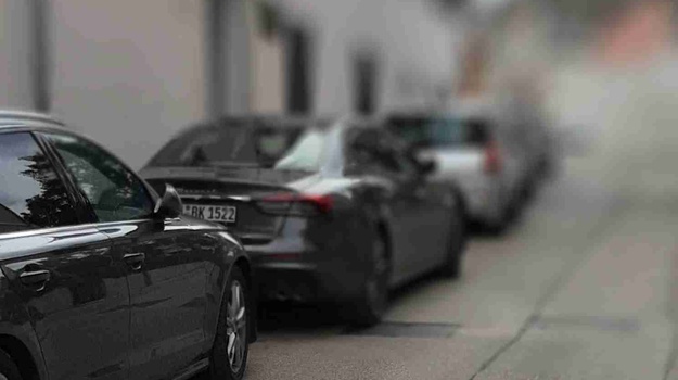 Automobili ispred porezne uprave
