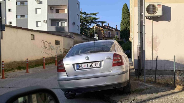 Opasno parkiranje na križanju