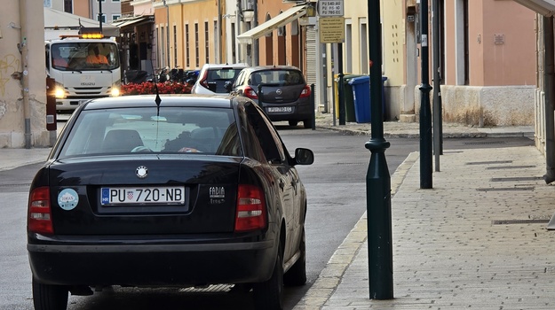 Nepravilno parkiranje u pješačkoj zoni
