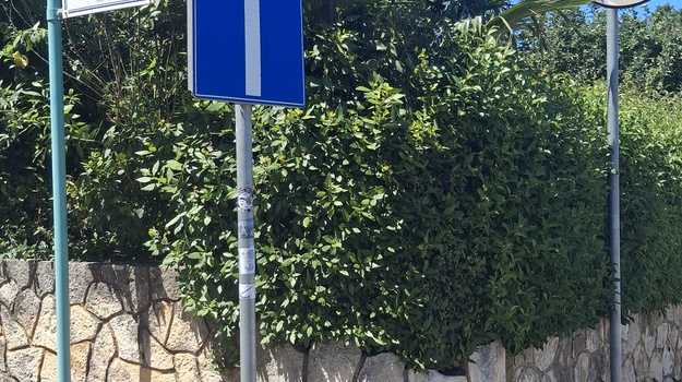 Ogledalo uz cestu često pomaknuto