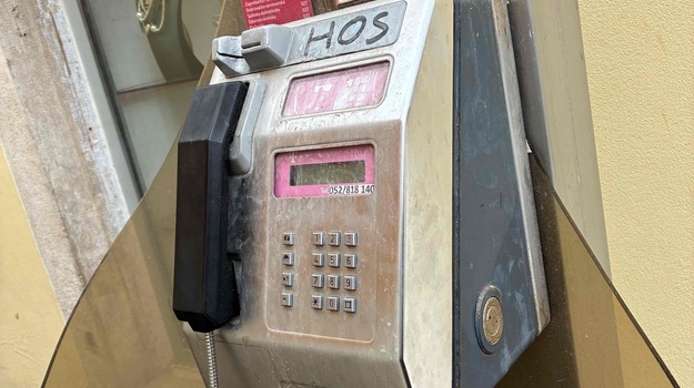 Devastirana telefonska govornica kraj pekare