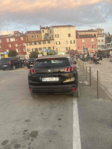 Dostupno