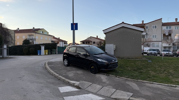 Napušteno vozilo u Fažanskoj ulici