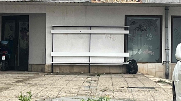 Nepropisno Pomaknuta Klupa Problemi