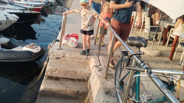 Suncobrani blokiraju obalu: Gdje su komunalci?