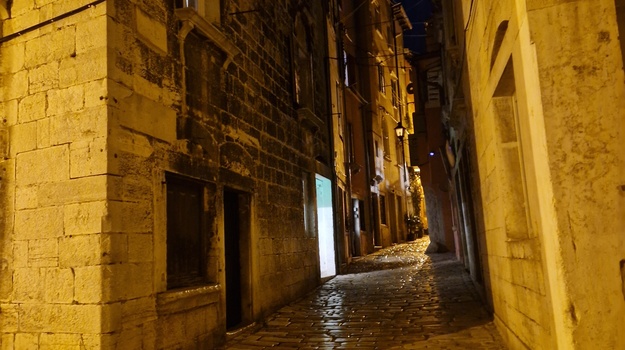 Mrak na ulici Montalbano traje