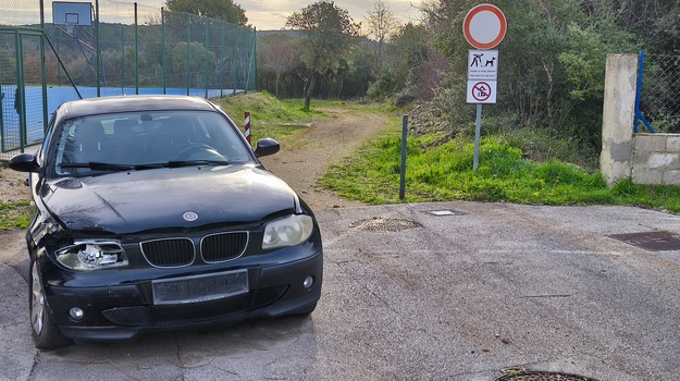 Neispravno vozilo blokira prometnicu.