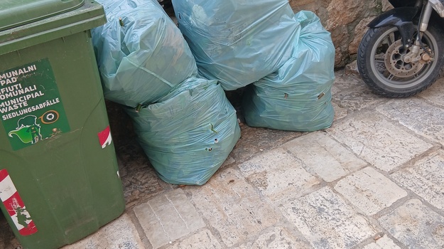 Odbačeni namještaj na ulici