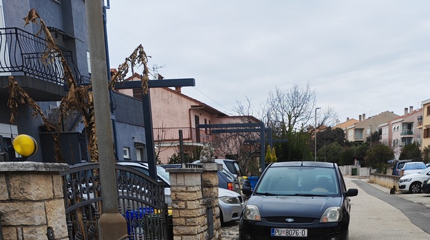 Nepropisno parkiran blokira promet.