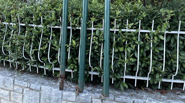 Iščupani stupovi ometaju vatrogasni put
