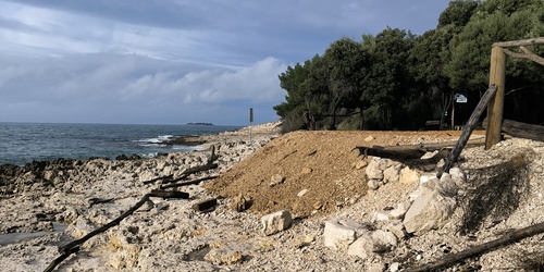 Ekocid: Nasipavanje obale otpadom