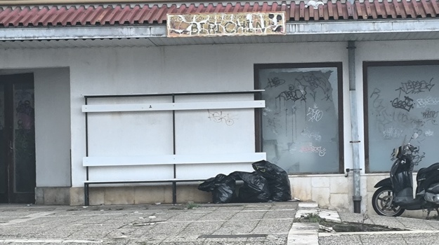 Smeće uz klupicu neizbježno