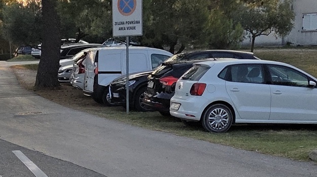 Lijepa zelena površina bez kazni