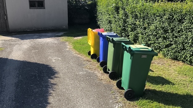 Neprazna kanta čeka odvoz