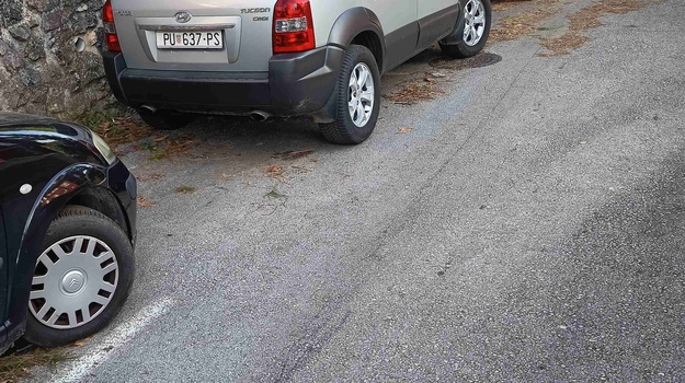 Nedozvoljeno parkiranje ometa promet