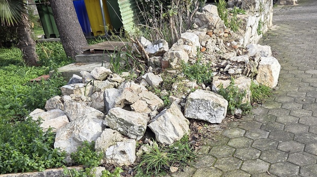 Zid još uvijek na nogostupu