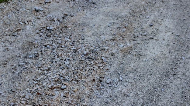 Neobnovljena cesta na Čuviju