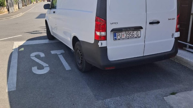 Kombi ometa promet na izlazu