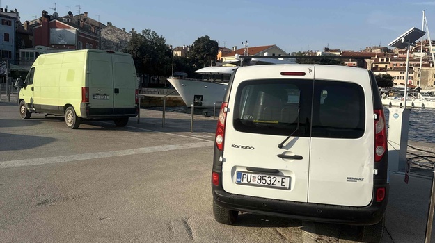 Parkiranje nije dozvoljeno.