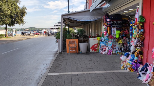 Pješaci blokirani ugostiteljskim terasama