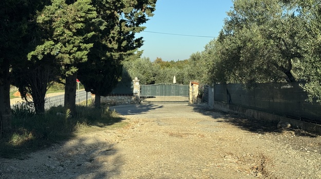 Posipanje šljunka na oštećenoj cesti