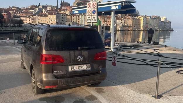 Parkiranje Zabranjeno