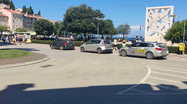 Taksiji parkirani na nedozvoljenim mjestima
