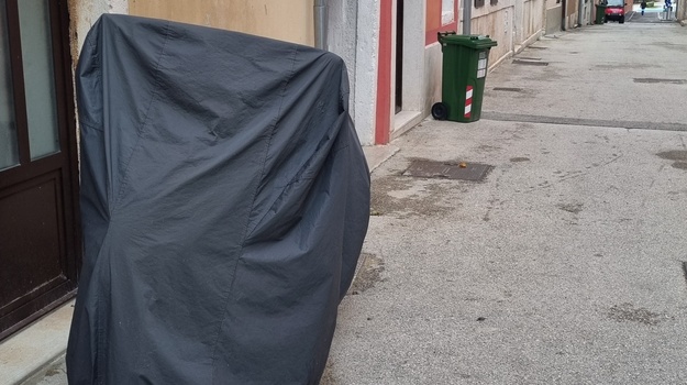 "Ukloniti Vozilo iz Pješačke Zone"