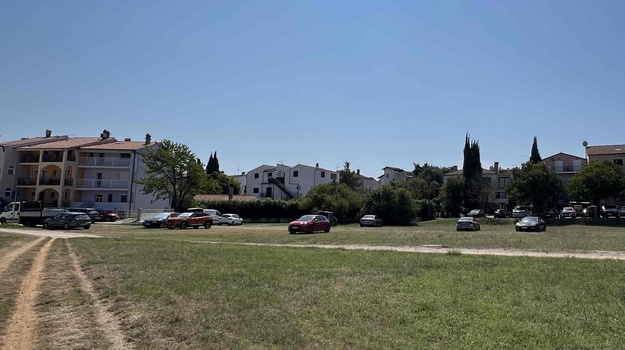 Parkiralište u Zoni 4 slobodno